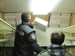 Slika PU_VS/Krijumcarenja/Vlak/vlak_policajci vade cigarete.jpg